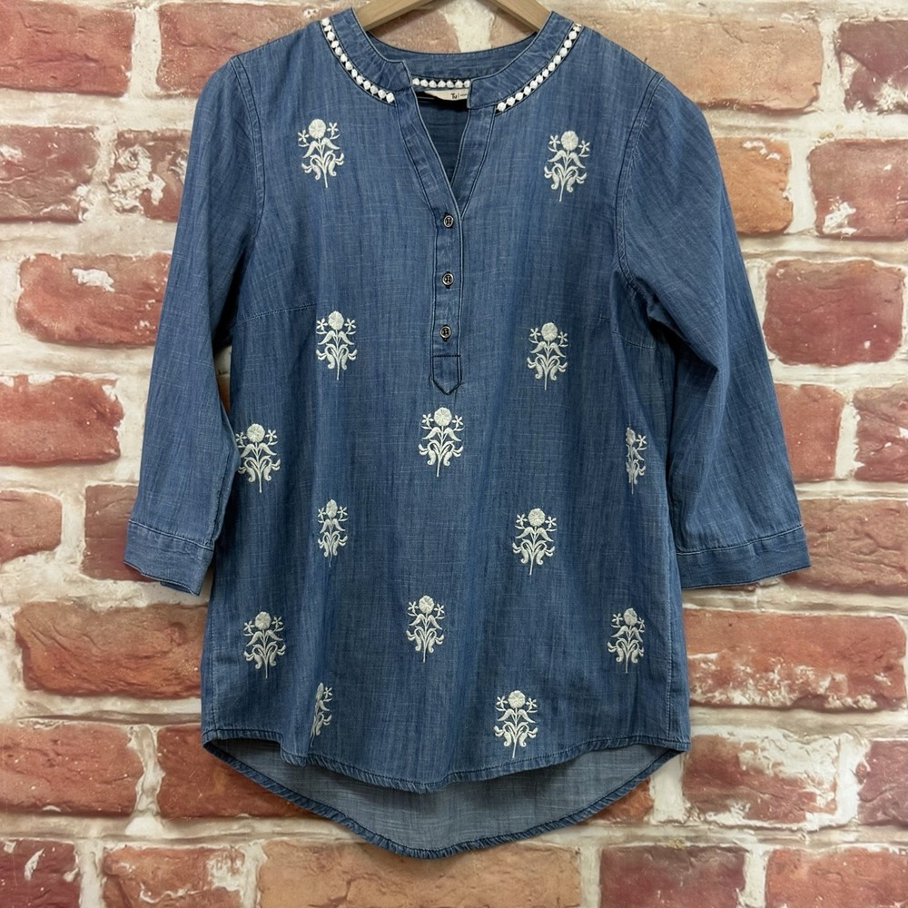 Tu Top Women's 8 Blue White Boho Floral  Embroidered Chambray Denim Casual Shirt